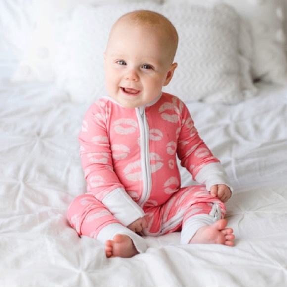 💋 RETIRED Little Sleepies Pink Kisses / Lips zippy size 6-12 months - Picture 3 of 8
